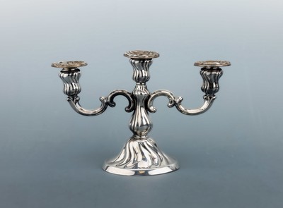 Kerzenständer, deutsch, 800er Silber gefüllt, 3-flammig, ovaler Standfuß, geschwungene Godronierung, 2 seitl. ausladendeArme aus gegenläufig ...