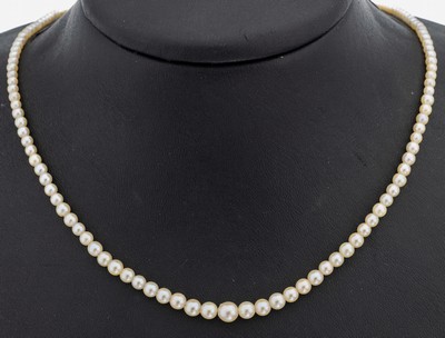 Perl-Collier mit 14 kt Gold Schließe, GG 585/000, Zuchtperlen im Verlauf, D. ca. 2.3- 5.3 mm, L. ca. 43 cm, Steckschließe