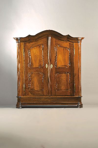 Barockschrank, Bodenseeraum/Schweiz, 18.Jh., Nußbaum, zweitürig, auf Rahmen gearbeitet, mehrfach kassettiert, aufwendig geschwungenes Dach, ...