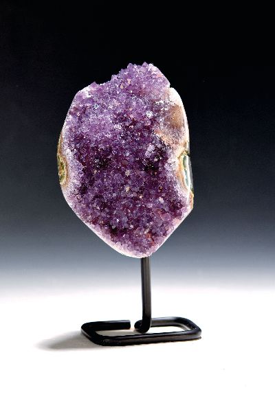 Amethyst-Monolithstein auf Ständer, Uruguay, 1,4 kg violettfarbene Kristalle mit feiner und klarer Textur und Struktur, polierte Umrandung, ca. 21 ...