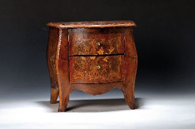 Kleine Modellkommode, Frankreich, um 1900, Rosenholzfurnier mit floralen Intarsien in versch. Edelhölzern, 2 Schübe, ca. 30x34x23cm, EZ 2