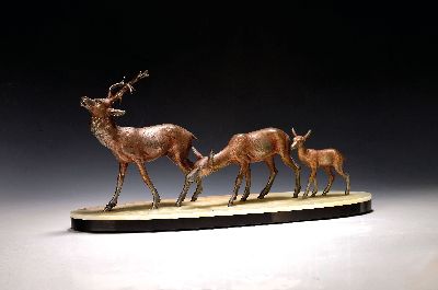 Art-Deco Skulptur, Frankreich, um 1930, Hirsch, Hirschkuh und Hirschkalb, Metallguß auf Sockel aus Schiefer und Onyx, ca. 29x58x 17cm