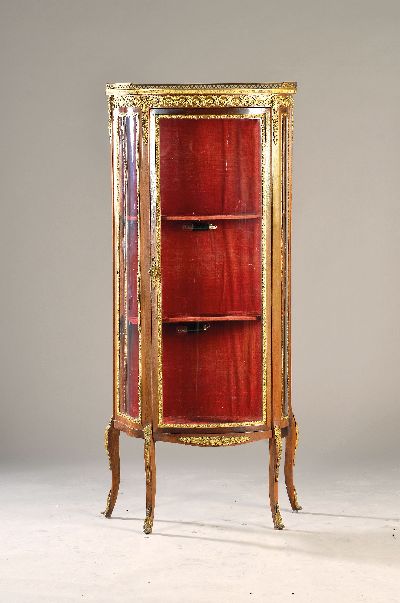 Kleine Vitrine, im Stil Louis XV, um 1890, Nußbaum, dreiseitig verglast, gebogene Scheiben, Metallapplikationen, Marmorplatte, ca. 139x60x35 cm, EZ ...