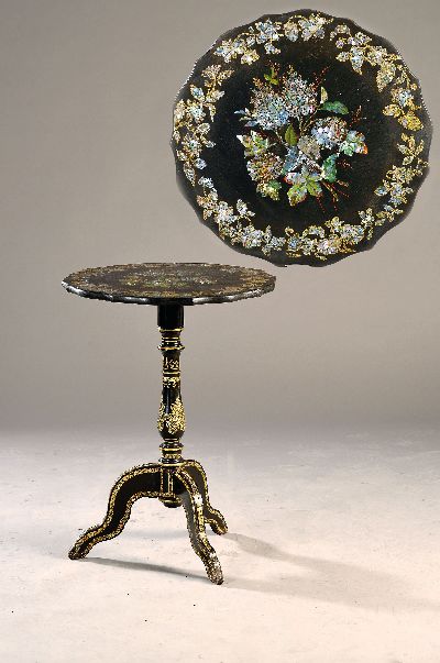 Klapptisch, Frankreich, um 1890, ebonisiertes Holz mit floralen Intarsien aus Perlmutt, H. ca. 74 cm, D. ca. 54 cm, EZ 2-3