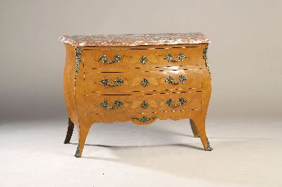 Kommode, Frankreich, um 1900, Rosenholzfurnier, 3 Schubladen, Marmorplatte, Bronzebeschläge, l. bombiert, Front und Seiten mit aufwendigen ...