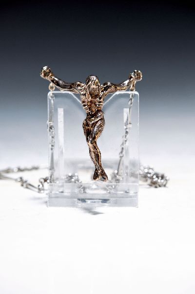 Salvador Dali, 1904-1989, Collier mit Anhänger, Cristo de San Juan de la Cruz, Silber, 39g, Ed. 1679/2000, mit Garantiekarte zur sog. "Kleinod ...