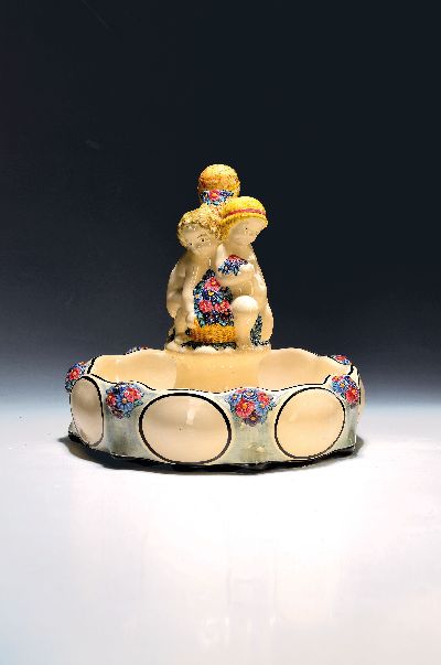 Fruchtschale mit 3 Mädchen, Karlsruher Majolika, Entw. Max Heinze 1919, Modellnr. 1313, Keramik, farbig staffiert, Pressmarke, vielpassige Schale, ...