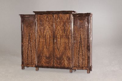 Großer Biedermeierschrank, deutsch, 19. Jh., Nussbaumfurnier, Mittelteil älter mit Geheimfach im Deckel, Seitenteile wohl im 19. Jahrhundert ...