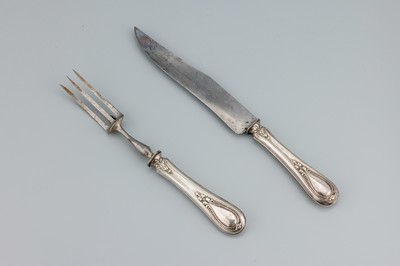 Tranchierbesteck, Frankreich, um 1900, 800er Silber, Griffe gefüllt, Rokoko inspiriertes Dekor mit tropfenf. freien Kartuschen, Blatt- und ...