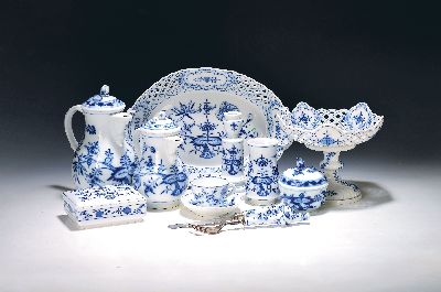 Umfangreiches 34tlg. Lot: Zwiebelmuster, Meissen, überwiegend Knaufzeit, Porzellan, 1. Wahl: Fußschale, Kerzenleuchter, große und kleine ...