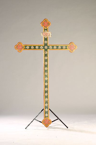 Großes Kruzifix, süddeutsch, 20.Jh., Holz, farbig staffiert mir Blüten- und Rankenmotiven, Hastenden in Vierpassform, Tafel mit Kreuzestitel INRI, ...