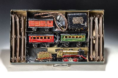 Modelleisenbahn, Märklin, 1930er Jahre, Spur 0, Lok R66/12900 mit Tender, 2 Personenwagen 17210 in rot und grün, Güterwagen 17220, dazu Konvolut ...