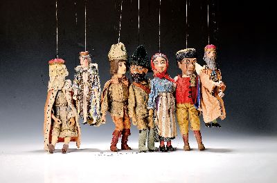 7 Marionetten, deutsch, um 1910-20, Köpfe Masse bunt bemalt, Glieder Holz, u.a. Hexe, König, Prinzessin, Jäger, H. je ca. 22-29cm, mit Fäden und ...