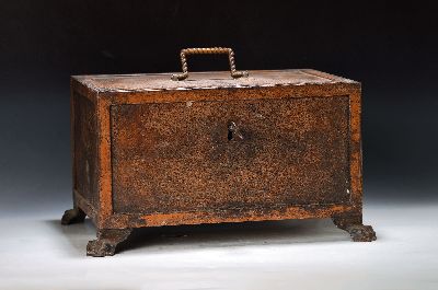 Geldkassette, deutsch, Anfang 19. Jh., Eisen, auf vier Tatzenfüßen stehend, orig. Schloß und Schlüssel, ca. 25x40x30cm, korr.; EZ 3