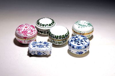 6 Deckeldosen, Meissen, 20. Jh., Porzellan versch. Dekore und Formen, u.a. Zwiebelmuster, voller grüner Weinkranz, indische Malerei, indische Fels-, ...