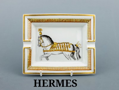 HERMES Aschenbecher, Porzellan, Spiegel mitDarstellung eines Pferdes mit dekorativem Zaum- und Sattelgeschirr in Gold, Fahne mit geometrischem ...