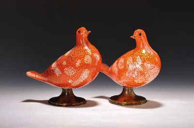 Paar Glasskulpturen, Murano, 20. Jh., Taubenpaar, mundgeblasenes Glas mit roten, orangeroten und weißen Einschmelzungen, Goldpuder, Messingfüße, ...