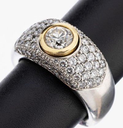 Platin Diamant-Ring, Pt 950/000, schwere qualitätvolle Verarbeitung, mittig in GG 750/000 gefasster Altschliffdiamant ca. 0.96 ct Getönt/si, 74 ...
