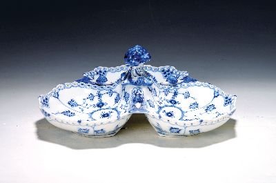 Große Servierschale mit Schnecken, Musselmalet Vollspitze, Royal Copenhagen, 1980-84, Porzellan, unterglasurblauer Dekor, dreipassige Schale mit 3 ...