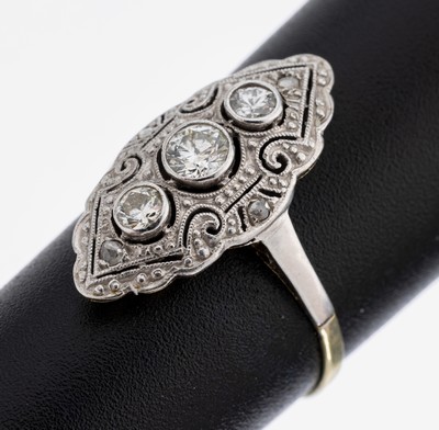 14 kt Gold Art Deco Diamant-Ring, um 1930, GG/WG 585/000 gepr., Ringkopf durchbrochen, schauseitig WG, mittig 1 Altschliffdiamant und2 Brillanten ...