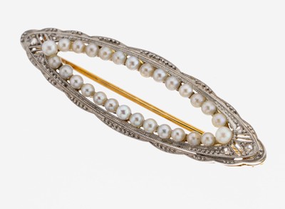 14 kt Gold Perl-Diamant-Brosche, um 1930, GG/WG 585/000 gepr., feine zarte Verarbeitung,länglich oval, kl. Zuchtperlen, 6 kl. Diamantrosen, L. ca. ...