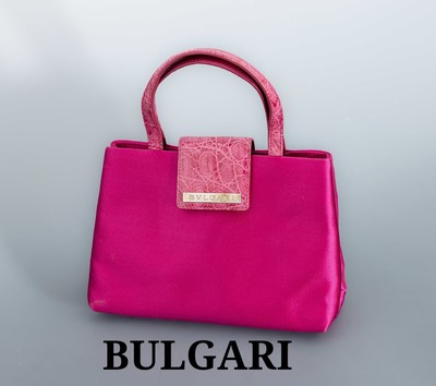 BULGARI Handtasche, außen fuchsiafarb. Satin mit palladinierten Metallbeschlägen, Besatz und Henkel mit Leder in Kroko-Optik, innen 2 Hauptfächer ...