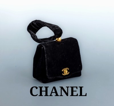 CHANEL Abendtasche, 1990er Jahre, sogn. Wristlet Pouch, schwarzes Samt, Beschläge Metall verg., innen goldfarb. Leder mit kl. Seitentasche, ca. 16 ...