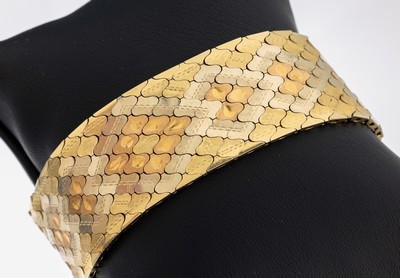 18 kt Gold Armband, 1960er Jahre, GG/WG/RG 750/000, Oberfläche part. sat., qualitätvolle Verarbeitung, B. ca. 2.3 cm, L. ca. 19.5 cm, ...
