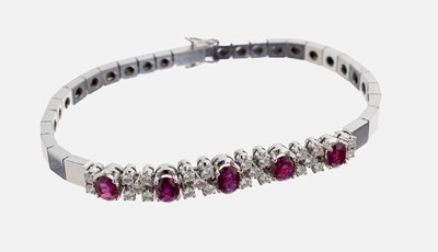18 kt Gold Rubin-Brillant-Armband, 1970er Jahre, WG 750/000, 5 ovalfacett. Rubine zus. ca. 1.80 ct, 24 Brillanten zus. ca. 0.72 ct Weiß/vs-si, L. ...