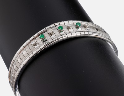 18 kt Gold Smaragd-Brillant-Armband, 1970er Jahre, WG 750/000, Oberfläche part. strukt., 4 Brillanten zus. ca. 0.20 ct Weiß/si, 3 rundfacett. ...