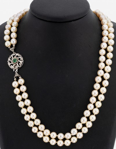 Perl-Collier mit 14 kt Gold Smaragd-Diamant -Schließe, WG 585/000, 2-rhg. l. barocke Akoyazuchtperlen, D. ca. 7.9 mm, Steckschließemit ...