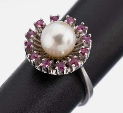 14 kt Gold Perl-Rubin-Ring, WG 585/000, mittig Zuchtperle, D. ca. 8 mm, umgeben von 12rundfacett. Rubinen zus. ca. 0.24 ct, RW 54, ca. 4.6 g