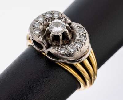 18 kt Gold Brillant-Ring, 1950er Jahre, GG/WG 750/000, mittig Brillant ca. 0.30 ct Weiß/si, 10 Brillanten zus. ca. 0.30 ct Weiß/si, RW 54, ca. 7.4 ...