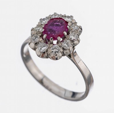18 kt Gold Rubin-Brillant-Ring, WG 750/000, mittig ovalfacett. Rubin ca. 0.80 ct, 10 Brillanten zus. ca. 0.30 ct Weiß- l.get.Weiß/p, 1 Stein ...