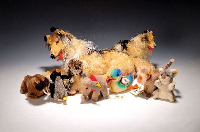 Sammlung aus 23 Steiff-Tieren, 2. Hälfte 20. Jh., u.a. großer Collie, L. 45 cm, Collie L. 29 cm; Bully, H. 12 cm; 3 Katzen: Susi sitzend, Susi ...