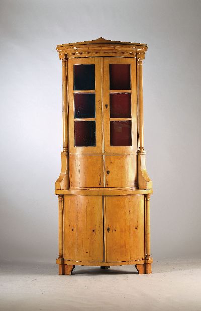 Elegante Aufsatzvitrine, norddeutsch, um 1830, Ahornfurnier, zweiteilig, zweitüriges Unterteil von Halbsäulen flankiert, Oberteil mit versprossten ...