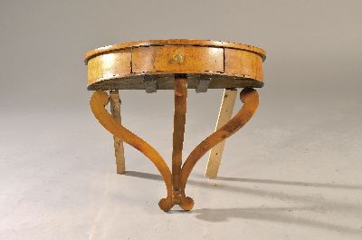 Kleiner Biedermeier Konsoltisch, um 1820/30, 1 Schublade, drei in Voluten auslaufenden Füßen, 56x65x39 cm, EZ 2-3