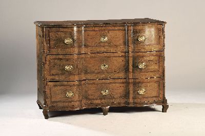 Barock-Kommode, um 1750, Nußbaumfurnier, 3 Schubladen, doppelt geschweift, Deckplatte und Seiten auf Kreuzfuge, Fries abgesetzt in Bandintarsien aus ...