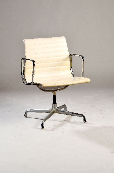 Armlehnsessel/Drehsessel, Vitra, 60er Jahre, am Drehfuß mit Vitra Aufkleber, verchromtes Gestell, weißes Leder mit Gebrauchsspuren, 82 x 58 cm, EZ ...