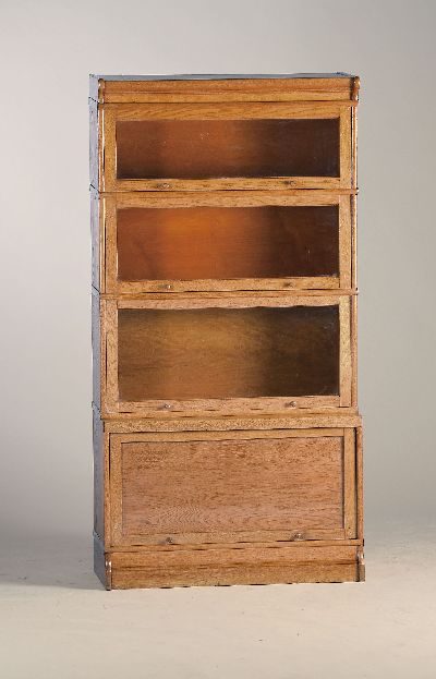 Bücherschrank, um 1920, Eiche massiv, bestehend aus 4 Elementen diese zusammengesetzt, nach oben und hinten zurückschiebbare Front, orig. gewalztes ...