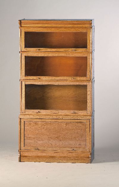 Bücherschrank, um 1920, Eiche massiv, bestehend aus 4 Elementen diese zusammengesetzt, nach oben und hinten zurückschiebbare Front, orig. gewalztes ...