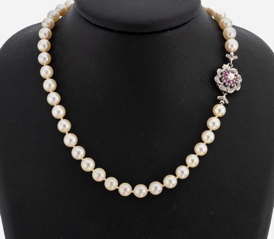 Perl-Collier mit 14 kt Gold Rubin-Schließe, WG 585/000, Akoyazuchtperlen, D. ca. 7.6-8 mm,einzeln geknotet, Steckschließe mit kl. rundfacett. ...