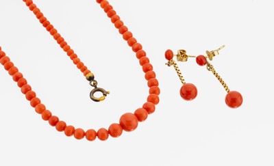 Korallen-Konvolut, best. aus: 1 Collier, Korallenkugeln im Verlauf, D. ca. 3-8 mm, L. ca. 47.5 cm, Federringschließe verg., und 1 Paar Ohrstecker, ...