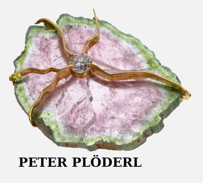 18 kt Gold PETER PLÖDERL Turmalin-Brillant- Brosche, GG 750/000, ungewöhnliches Design, Wassermelonenturmalinscheibe, Brillantca. 1.00 ct Weiß/p, ...