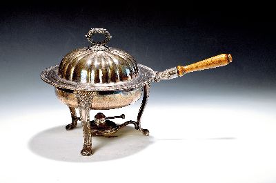 Deckelpfanne mit Stövchen, wohl England, oder USA, 20. Jh.,, Metall versilbert, Stövchen mit, Brennereinsatz, Funktion nicht geprüft, ca. 49 cm