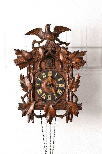 Kuckucksuhr, Schwarzwald um 1880, geschnitzte Front, orig. Aufsatz, Hornzeiger, skelettiertes Messingplatinenwerk, Hakengang, Halbstundenruf des ...