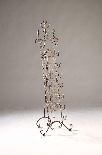 Weinflaschenregal, Eisen, wohl erste Hälfte 20. Jh., für 8 Flaschen, H. ca. 138 cm