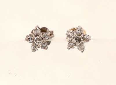 Paar 14 kt Gold Brillant-Ohrstecker, WG 585/000, blütenf. bes. mit 12 Brillanten zus. ca. 0.14 ct Weiß/si, ca. 1.3 g