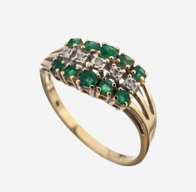 14 kt Gold Smaragd-Diamant-Ring, GG 585/000, 3-rhg. mittig bes. mit 5 8/8- Diamanten zus. ca. 0.03 ct Weiß/p, umgeben von10 rundfacett. Saphiren ...