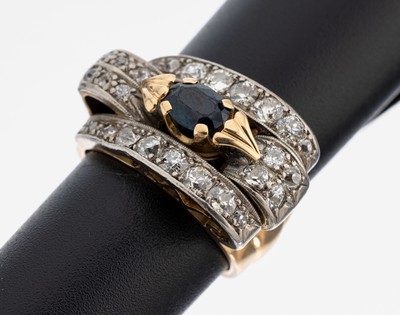 14 kt Gold Saphir-Diamant-Ring, 1950er Jahre, GG/WG 585/000, ungewöhnliches Design, ovalfacett. Saphir ca. 0.90 ct, 26 Altschliffdiamanten zus. ca. ...